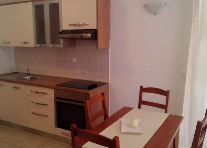 Toni * Макарська